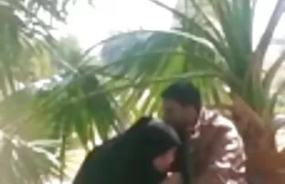 Die Blondine springt ...