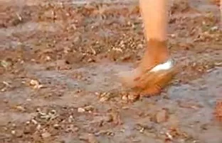 Mann und Stahlen, um ...