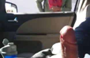 Junges paar angeordn ...