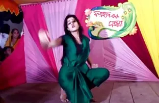 Dünne Brünette in de ...