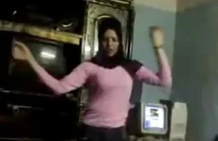 Weiße Färse lebt mit ...