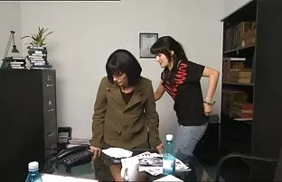 Junger Mann liebt cu ...