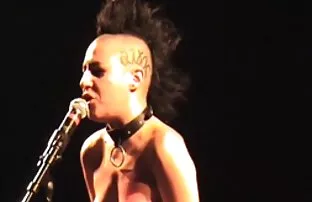 Frau versucht zu Dom ...