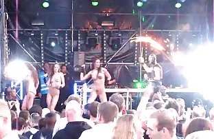 Sexy Frau veranstalt ...