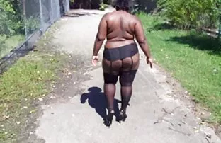 Gebräunte Schönheit  ...