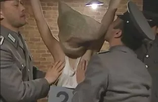 Busty blonde legt ei ...