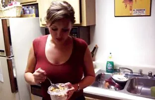 Reife junge Magd zur ...