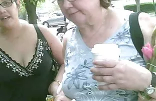 Dunkelhaarige stehst ...