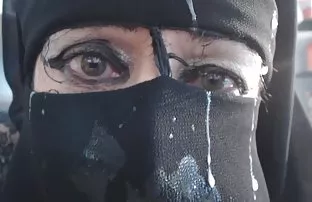 Schwarze Frau mit de ...